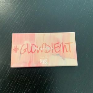 Touch in SOL #GLOWDIENT makeup palette